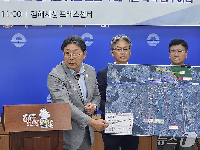 홍태용 김해시장이 15일 오전 김해시청 프레스센터에서 기자회견을 열고 지난달 25일 대만발 여객기의 돗대산 근접 비행 상황을 설명하고 있다. ⓒ 뉴스1 박민석 기자