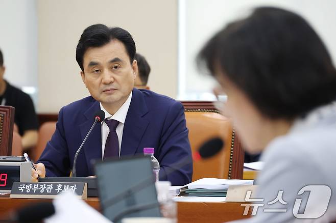 안규백 국방부 장관 후보자가 15일 오전 서울 여의도 국회 국방위원회 전체회의장에서 열린 인사청문회에 출석해 추미애 더불어민주당 의원 질의를 듣고 있다. 2025.7.15/뉴스1 ⓒ News1 이광호 기자
