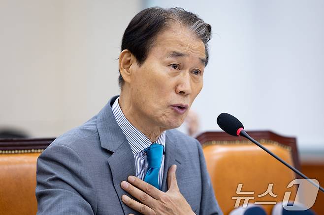 권오을 국가보훈부 장관 후보자가 15일 서울 여의도 국회에서 열린 인사청문회에서 의원 질의에 답하고 있다. 2025.7.15/뉴스1 ⓒ News1 유승관 기자