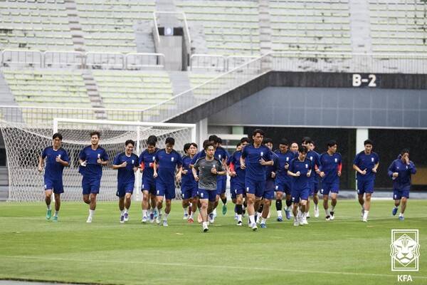 14일 성남종합훈련장에서 펼쳐진 한일전 대비 최종 훈련에서 빗 속에서 러닝을 하는 선수들. /사진=KFA