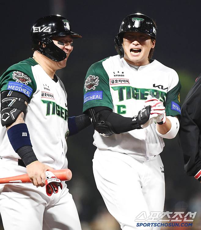 17일 광주 기아 챔피언스필드에서 열린 KT-KIA전. 9회말 2사 만루 나성범의 끝내기 적시타로 KIA가 5대4 역전승을 거뒀다. 나성범이 최형우와 함께 환호하고 있다. 광주=정재근 기자 cjg@sportschosun.com/2025.4.17/