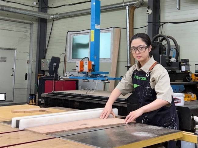 작업 중인 류호정 목수.