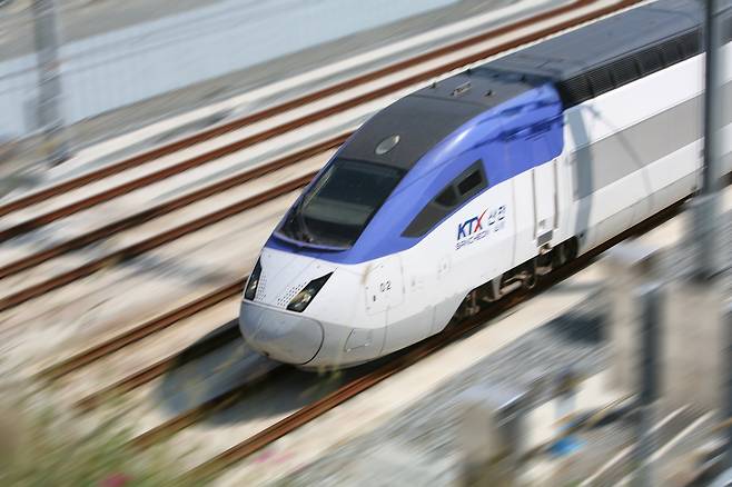 역에 진입하는 KTX의 모습. /코레일 제공