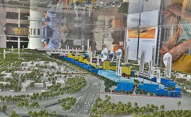 B612를 비롯해 툴루즈에 들어선 에어로스페이스 밸리의 조감도. 과거 공항 활주로를 항공우주 산업 거점으로 만든 탓에 가로로 길쭉하게 건물들이 들어서 있다./툴루즈=이종현 기자