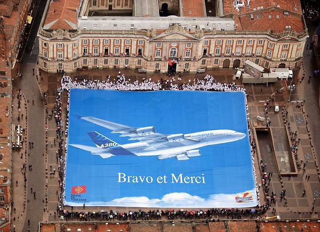 2005년 4월 27일, 툴루즈 공항에서 에어버스의 A380이 첫 비행을 한 것을 기념해 툴루즈 시청 광장에 대형 현수막이 펼쳐친 모습./Toulouse - Mairie et Métropole