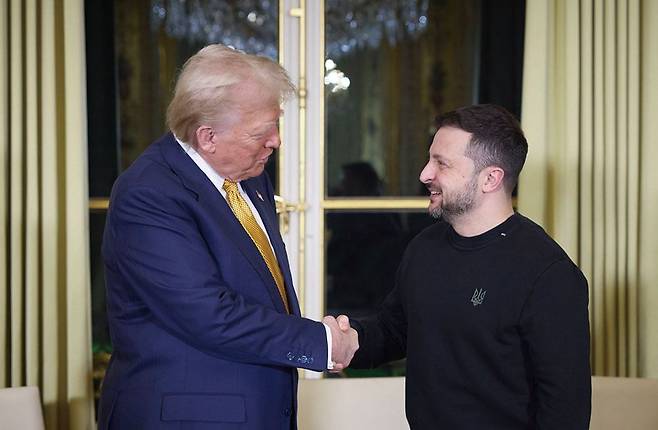 노트르담대성당 재개관식 참석을 위해 프랑스를 방문한 도널드 트럼프(왼쪽) 미국 대통령 당선인이 2024년 12월 7일 프랑스 대통령 집무실이 있는 엘리제궁에서 볼로디미르 젤렌스키 우크라이나 대통령을 만나 악수하고 있다. /사진 EPA연합