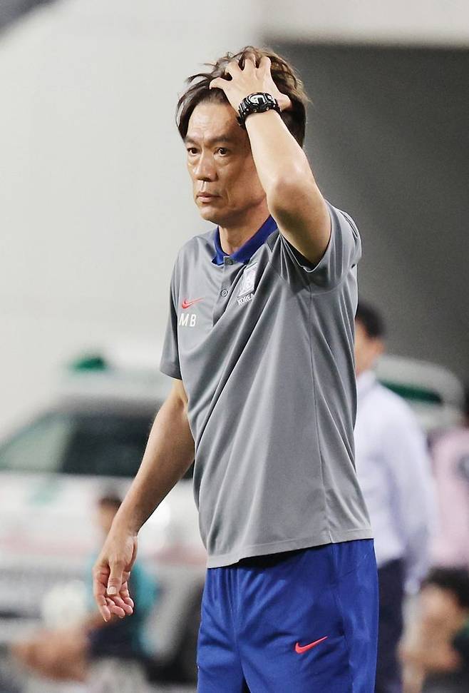 15일 경기 용인 미르스타디움에서 열린 2025 동아시아축구연맹(EAFF) E-1 챔피언십(동아시안컵) 남자부 한국과 일본 경기서 홍명보 한국대표팀 감독이 경기를 지켜보고 있다. ⓒ 뉴시스