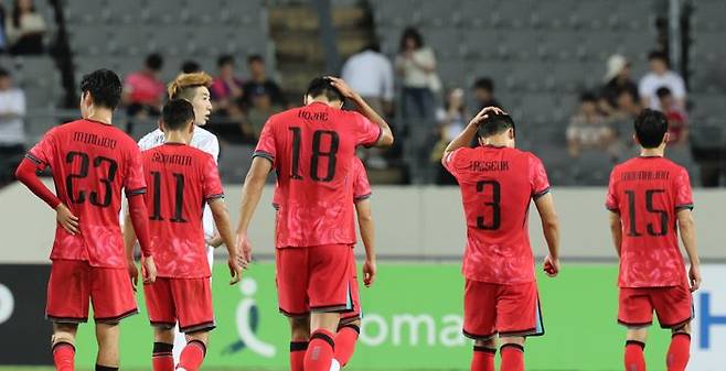 15일 경기 용인 미르스타디움에서 열린 2025 동아시아축구연맹(EAFF) E-1 챔피언십(동아시안컵) 한일전서 0-1으로 패한 한국 선수들이 아쉬워하고 있다. ⓒ 뉴시스