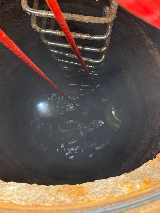 지난 6일 사고가 난 맨홀 내부 모습. 2025.7.6/인천소방본부 제공