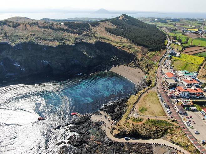 제주 우도 풍경. 제주도는 2017년 8월부터 우도에서 시행한 렌터카, 전세버스 등에 대한 운행 제한을 다음 달 1일부터 일부 완화하기로 했다. 제주관광공사 제공