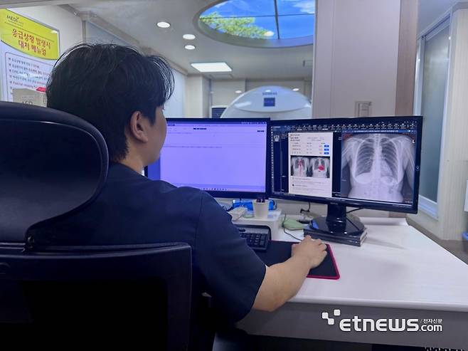 한국건강관리협회 관계자가 딥캐치 엑스를 사용하고 있다.