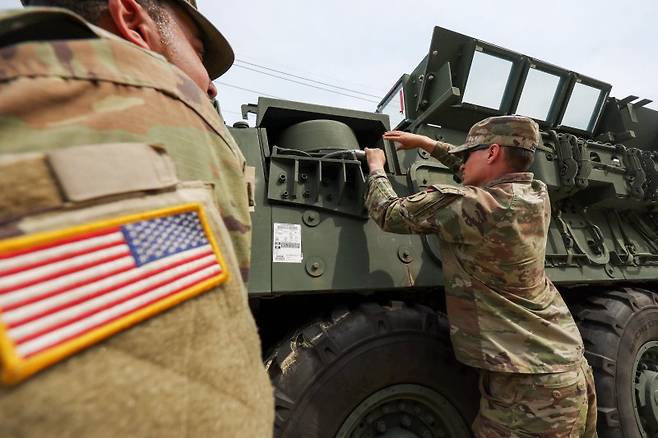 지난달 13일 경기 동두천시 캠프케이시에서 새로운 부대와 교대해 본국으로 귀환하는 주한미군 제2보병사단 제1스트라이커여단 장병들이 스트라이커 장갑차를 수송 전 최종점검하고 있다. 뉴시스