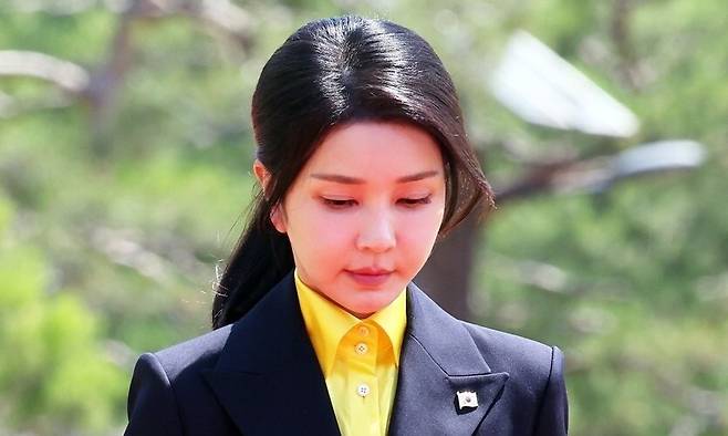 한국을 국빈 방문한 아랍에미리트(UAE) 모하메드 대통령의 공식 환영식이 2024년 5월29일 서울 용산 대통령실청사에서 열린 가운데 윤석열 전 대통령의 부인 김건희 여사가 사열대를 걷고 있다. 대통령실사진기자단