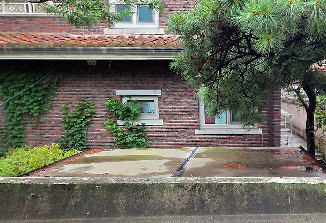 김건희 여사 관련 의혹들을 수사하는 민중기 특별검사팀이 15일 서울 역삼동 건진법사 전성배 씨의 법당에 대한 압수수색에 나섰다. 사진은 전 씨의 법당. 연합뉴스