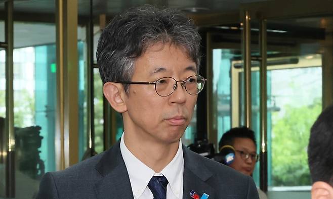 일본 정부가 독도에 대한 부당한 영유권 주장을 담은 방위백서를 채택한 15일 이세키 요시야스 주한일본대사관 총괄공사 대리가 서울 종로구 외교부 청사로 초치되고 있다. 연합뉴스