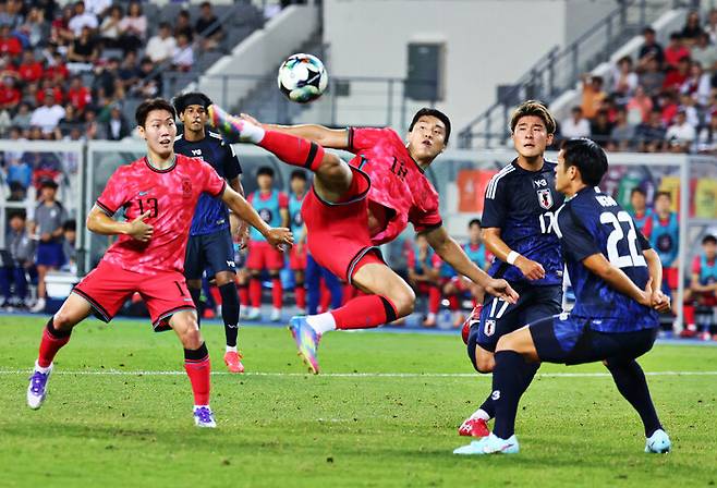 이호재가 15일 경기도 용인 미르스타디움에서 열린 2025년 동아시아축구연맹(EAFF) E-1 챔피언십(동아시안컵) 남자부 일본과의 경기에서 발리슛을 하고 있다. 연합뉴스