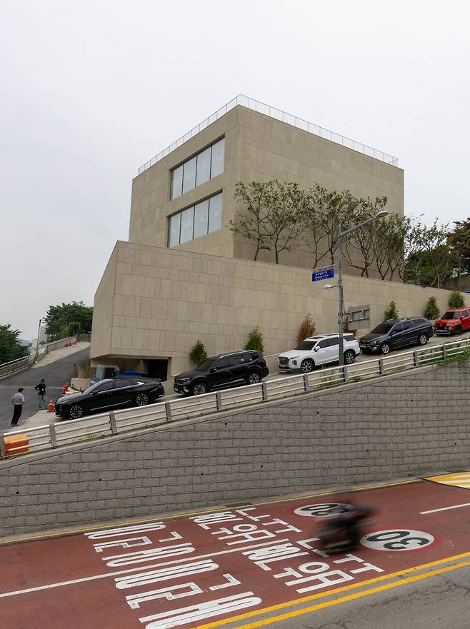 서울 용산구 한남동에 들어선 헌인마을 분양 홍보관. 시행사는 업계 관행과 다르게 176억원을 들여 홍보관 터를 사들였다. 김진수 선임기자 jsk@hani.co.kr