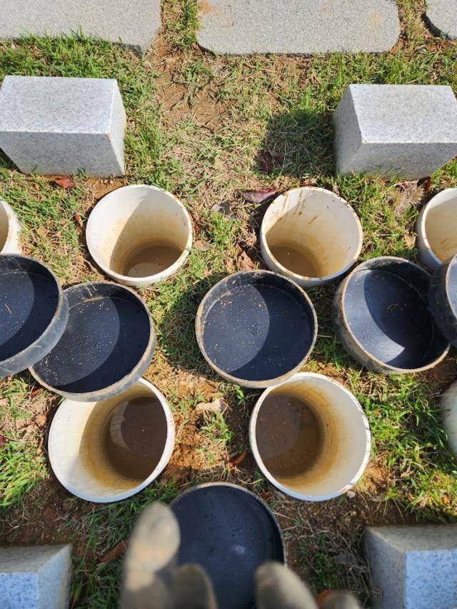 올해 4월 국립산청호국원에서 유골함을 안장하기 위해 파둔 곳에 물이 스며든 모습이 보인다. 국가보훈부 노조 제공