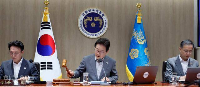 이재명 대통령이 15일 서울 용산 대통령실 청사에서 열린 국무회의에서 의사봉을 두드리고 있다. 왕태석 선임기자