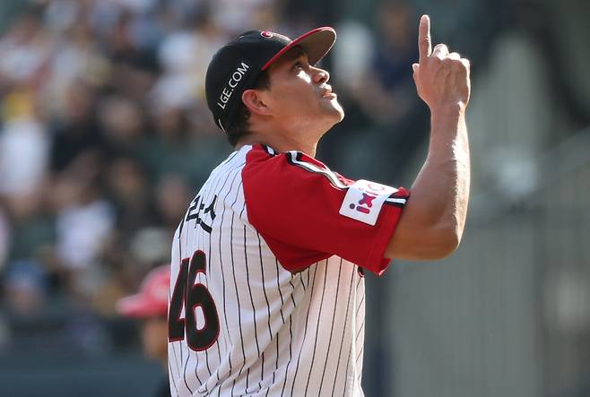 치리노스가 29일 잠실 KIA전 2회 초 수비를 마치고 더그아웃으로 들어가고 있다. 잠실=정시종 기자 capa@edaily.co.kr /2025.06.29.