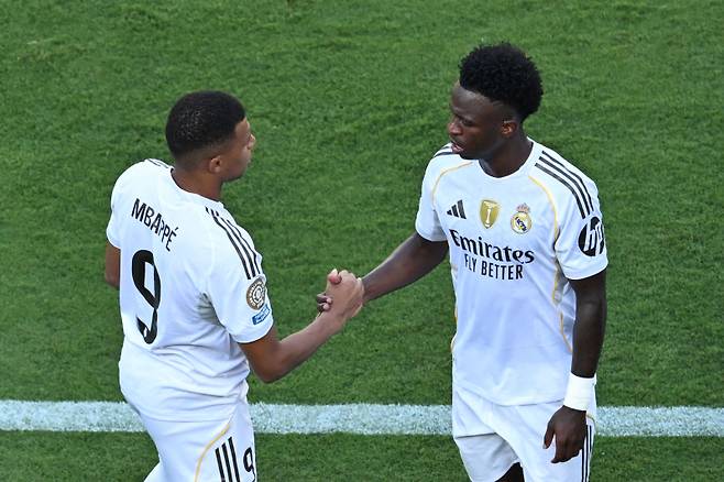 <yonhap photo-1177=""> Real Madrid's French forward #09 Kylian Mbappe greets Real Madrid's Brazilian forward #07 Vinicius Junior during the FIFA Club World Cup 2025 quarterfinal football match between Spain's Real Madrid and Germany's Borussia Dortmund at the MetLife stadium in East Rutherford, New Jersey on July 05, 2025. (Photo by ANGELA WEISS / AFP)/2025-07-06 06:32:32/ <저작권자 ⓒ 1980-2025 ㈜연합뉴스. 무단 전재 재배포 금지, AI 학습 및 활용 금지></yonhap>
