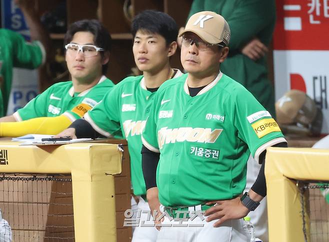 6일 오후 서울 고척스카이돔에서 열린 2025 KBO리그 프로야구 키움히어로즈와 한화이글스의 경기에서 홍원기 감독이 9회말 마지막 공격을 지켜보고 있다. 고척=김민규 기자 mgkim1@edaily.co.kr /2025.07.06/