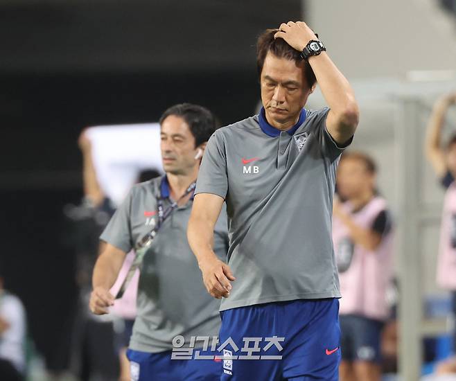 2025 동아시아축구연맹(EAFF) E-1 챔피언십(동아시안컵) 대한민국과 일본의 경기가 15일 오후 경기도 용인 미르스타디움에서 열렸다. 후반 홍명보 감독이 머리를 감싸고 있다.용인=김민규 기자 mgkim1@edaily.co.kr /2025.07.15/