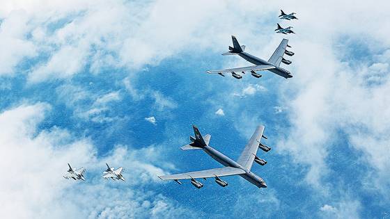 11일 제주도 남방 공해 상에서 미국의 전략폭격기 B-52H 편대와 한국 KF16(왼쪽)과 일본 F-2(오른쪽) 편대가 연합 공중 훈련을 실시했다. B-52H와 같은 전략자산의 전개는 미국의 확장억제 공약을 재확인하는 군사작전이다. 사진 국방부