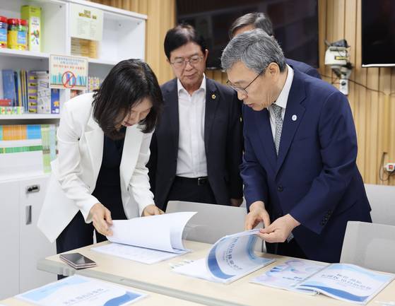 정근식 서울시교육감이 지난달 19일 최호정 서울시의장과 서울 송파구 강동송파학습진단성장센터를 방문, 기초학력 진단·맞춤 지원 시스템을 살펴보고 있다. 서울시교육청