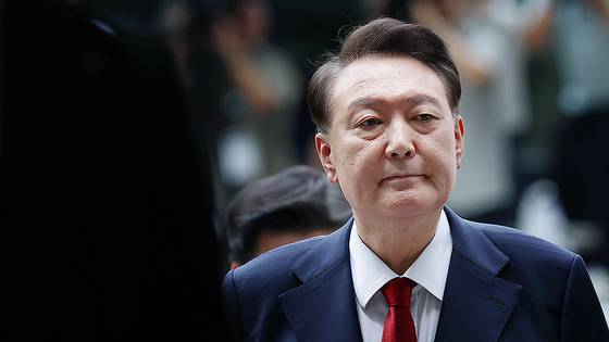 특검의 수사를 받는 윤석열 전 대통령이 두 번째 구속 전 피의자심문(영장실질심사)를 받기 위해 9일 오후 서울 서초구 중앙지방법원으로 출석하고 있다. 뉴스1