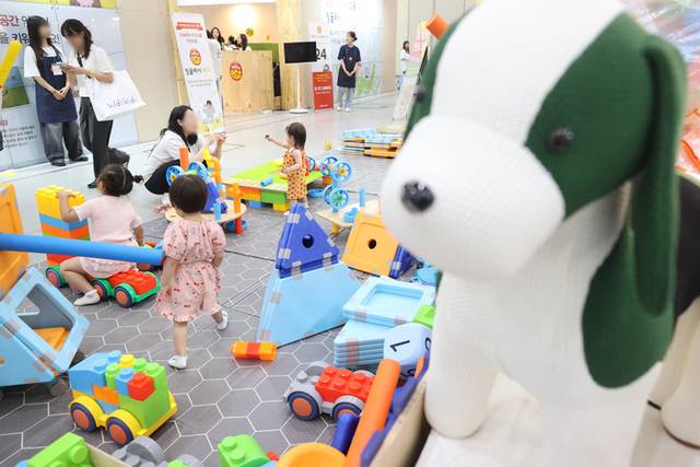 ▲ 10일 서울 강남구 코엑스에서 열린 ‘제55회서울국제유아교육전ㆍ키즈페어’에서 어린이들이 블럭 놀이 체험을 하고 있다. 연합뉴스
