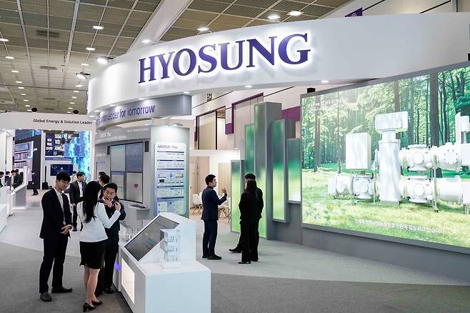 효성중공업이 '일렉스 코리아 2025' 전시회에서 AI 시대 지능형 전력기기 솔루션을 선보였다. 사진=효성중공업