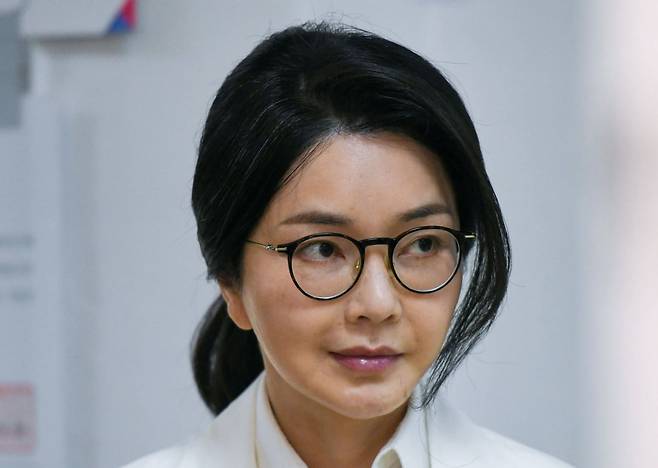 투표 순서 기다리는 김건희 여사 사진=연합뉴스