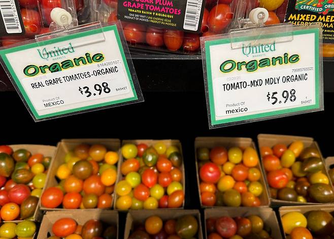 지난 3월 미국 캘리포니아주 샌안셀모의 한 식료품점에 멕시코산 토마토가 진열돼 있다. 게티이미지