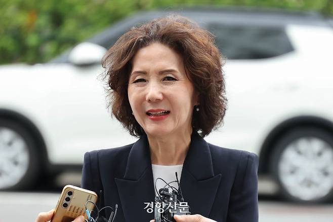 이진숙 교육부 장관 후보자가 지난 6월 30일 서울 여의도에 마련된 인사청문회 사무실로 출근하며 취재진 질의에 답하고 있다. 성동훈 기자