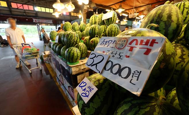 15일 서울 시내의 한 시장에 수박이 진열돼 있다. 연합뉴스