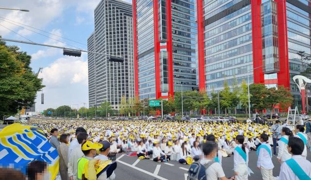 JMS 신도들이 2023년 10월 15일 서울 영등포구 여의대로에서 정명석 총재를 두둔하는 취지의 집회를 열고 있다. 국민일보DB