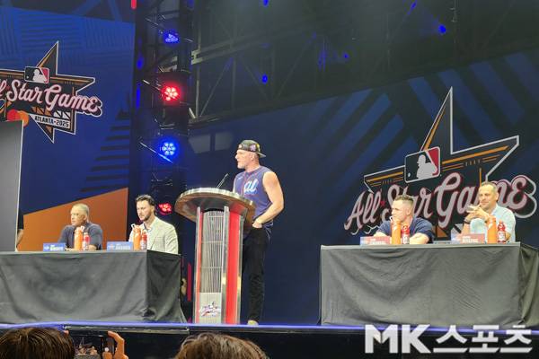 양 팀 감독과 선발 투수가 기자회견을 갖고 있다. 사진(美 애틀란타)= 김재호 특파원