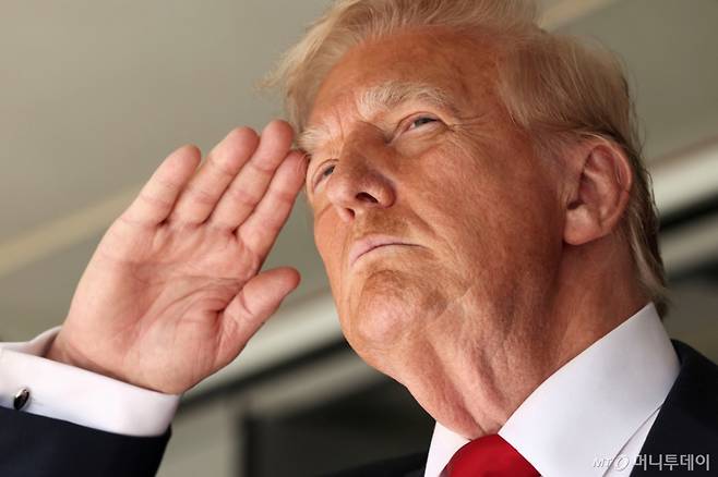 도널드 트럼프 미국 대통령이 13일(현지시간) 미국 뉴저지주 이스트 러더퍼드의 메트라이프 스타디움에서 열린 파리 생제르맹과 첼시의 피파(FIFA) 클럽 월드컵 결승전에서 미국 국가가 울려 퍼지자 경례하고 있다. 2025.07.13 /사진= ⓒ 로이터=뉴스1 Copyright (C) 뉴스1. All rights reserved. 무단 전재 및 재배포, AI학습 이용 금지.