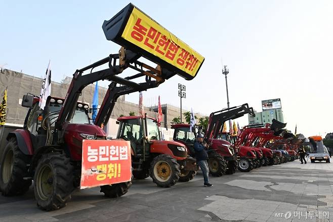 6일 오후 광주 동구 5·18민주광장에 전국농민회총연맹 광주전남연맹의 트랙터들이 주차돼있다. 전농 광주전남연맹은 쌀 수입 중단과 농산물 최저가격 보장을 촉구하며 오는 10일 서울에서 열리는 광화문 시국대회에 트랙터를 몰고 참석할 방침이다. 2025.05.06. /사진=뉴시스