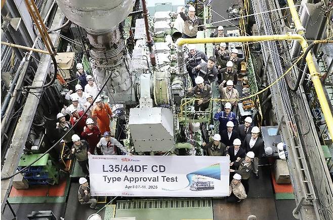 지난 4월 11일 L35/44DF CD 엔진 형식 승인 시험 완료 현장. /사진=신영증권 리서치센터