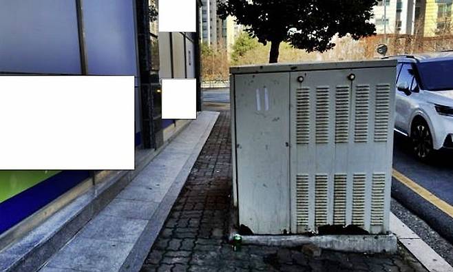 전남 목포시 한 인도에 설치돼 있던 변압기. 이 변압기에 부딪힌 시각장애인은 한국전력공사와 목포시를 상대로 낸 민사 소송의 항소심에서도 승소했다./사진=판결문