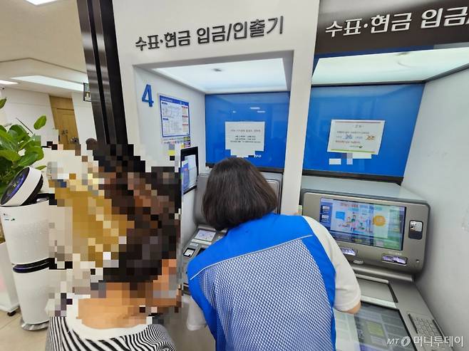 북한이탈주민 A씨가 지난 11일 서울 양천구의 한 지역농협에서 ATM 사용법을 익히고 있다. /사진=정세진 기자