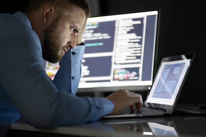 경직돼 있는 개발자 취업 시장과 생성형 AI의 등장은 Z세대들의 개발자 취업을 어렵게 만드는 요소이다. 사진은 기사와 무관. /사진=클립아트코리아