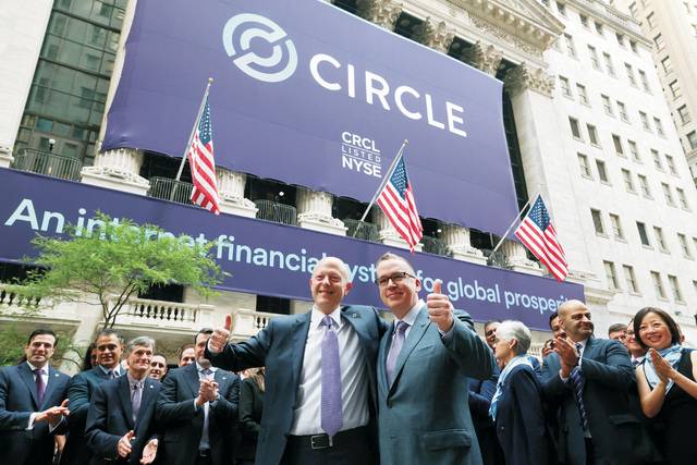 서클인터넷그룹이 뉴욕증권거래소에 상장되던 지난달 5일(현지시간) 이 회사의 CEO 제러미 알레어와 공동 창업자인 숀 네빌이 거래소 앞에서 포즈를 취하고 있다.연합뉴스
