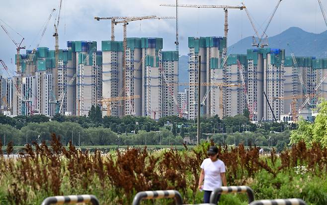 서울 용산구 한강공원에서 바라본 서초구의 한 아파트 건설현장 모습. 임세준 기자