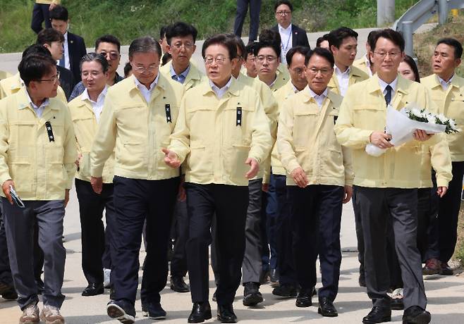 이재명 대통령이 오송 참사 2주기를 앞두고 14일 충북 청주시 오송읍 궁평2지하차도를 방문해 현장 점검을 위해 이동하고 있다. 연합뉴스