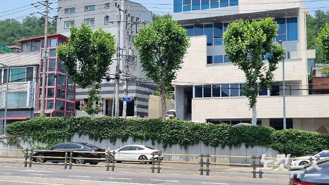 지난해 8월 대규모 땅꺼짐이 발생했던 서울 서대문구 연희동의 한 도로. 현재는 복구 작업이 끝나 차들이 정상적으로 달리고 있는 모습. 김지은 기자