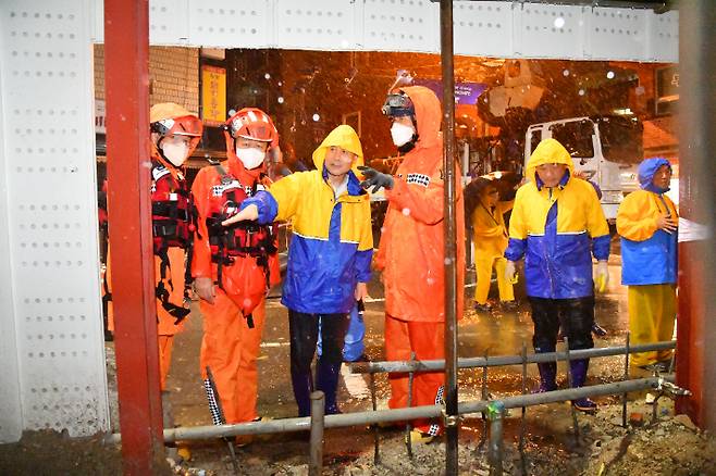 김영길 중구청장이 지난 2022년 힌남노 태풍으로 피해를 입은 태화시장 상가를 살펴보고 있다. 중구청 제공
