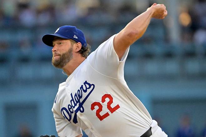 MLB를 대표하는 '커브 장인' 클레이턴 커쇼의 커브 투구 순간. 연합뉴스
